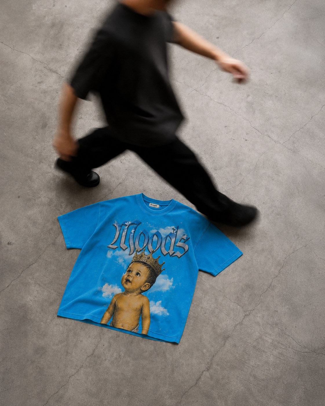 Referencia editorial del brandbook: camiseta azul en el suelo y silueta en movimiento